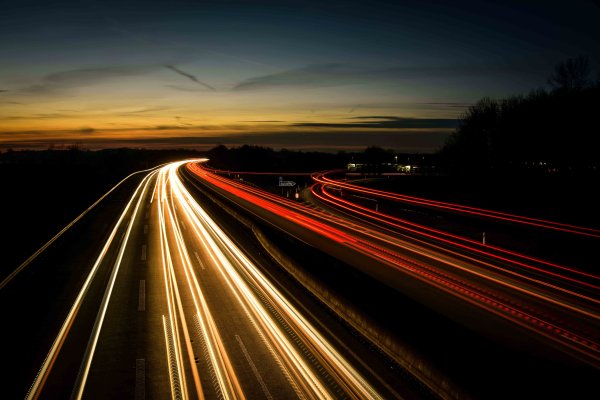 Timelapse einer Autobahn am Abend