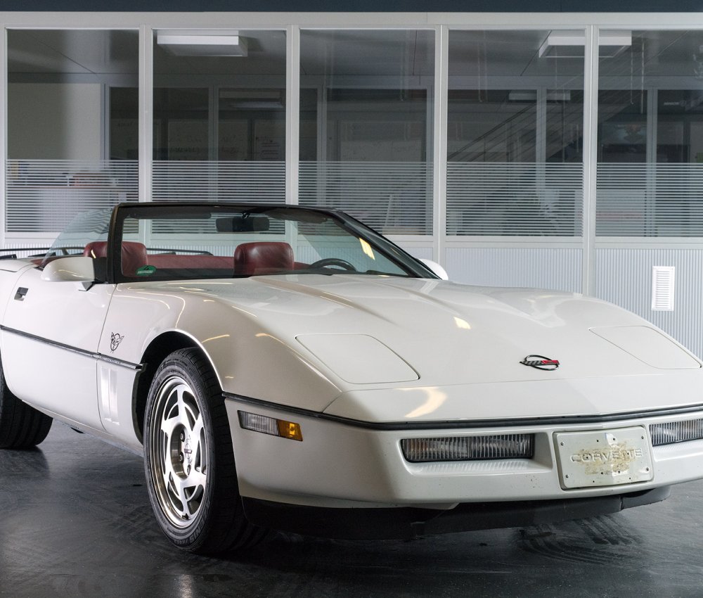 Corvette Oldtimer in einer Halle