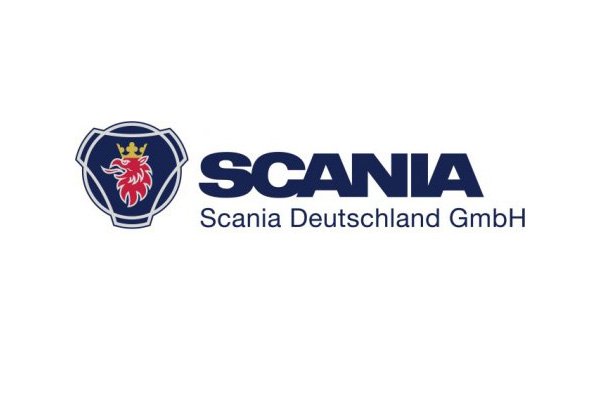 Frontansicht von drei glänzenden LKWs