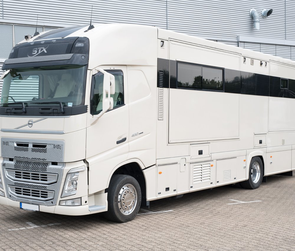 dreckiges, glanzloses Wohnmobil der Marke Volvo