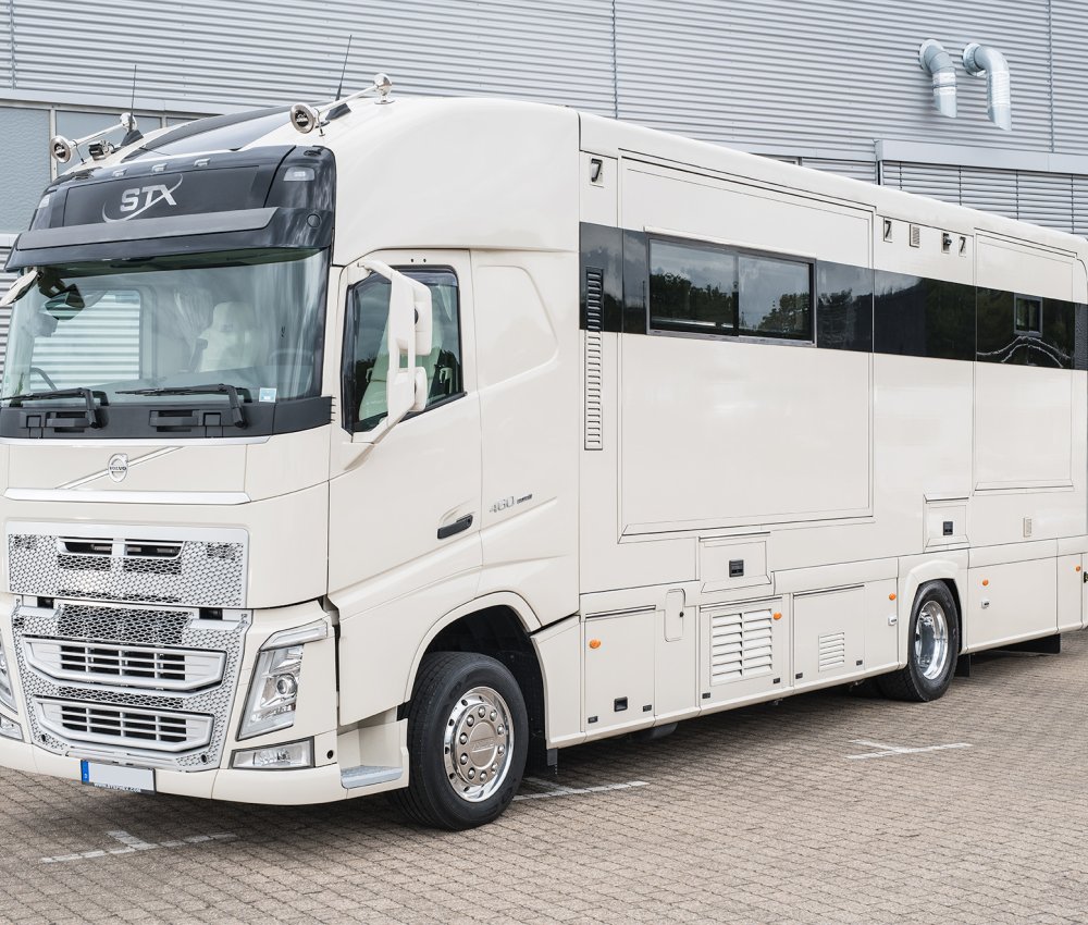 Veredeltes Wohnmobil mit glänzendem Lack